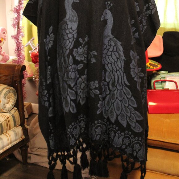 Gorgeous Mexican Poncho with Intricate Blue Peacock Motifs - Picture 2 of 4